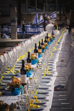 Tel Aviv İsrail 06.10.2025 Tel Aviv 'deki Rehineler Meydanı' ndaki bir gösteriden bir görüntü. İnsanlar, 7 Ekim 'deki Hamas saldırısında kaçırılan İsrailli rehinelerin serbest bırakılması için tabela, portre ve mesajlar taşıyorlar.