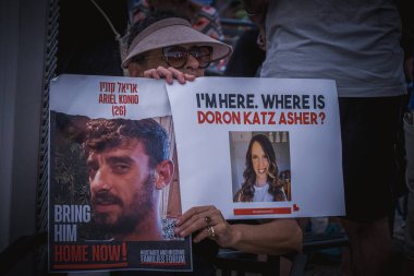 Tel Aviv İsrail 06.10.2025 Tel Aviv 'deki Rehineler Meydanı' ndaki bir gösteriden bir görüntü. İnsanlar, 7 Ekim 'deki Hamas saldırısında kaçırılan İsrailli rehinelerin serbest bırakılması için tabela, portre ve mesajlar taşıyorlar.