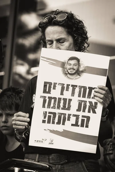 Tel Aviv İsrail 06.10.2025 Tel Aviv 'deki Rehineler Meydanı' ndaki bir gösteriden bir görüntü. İnsanlar, 7 Ekim 'deki Hamas saldırısında kaçırılan İsrailli rehinelerin serbest bırakılması için tabela, portre ve mesajlar taşıyorlar.