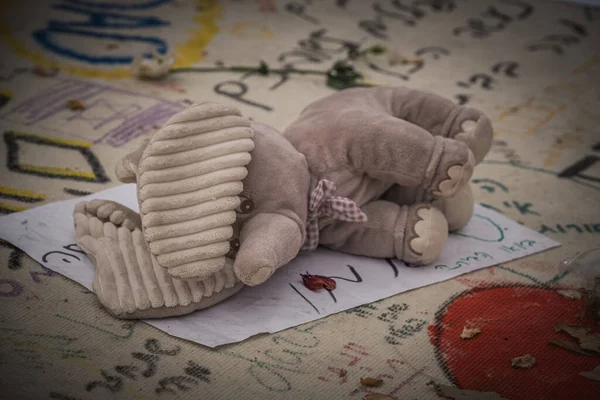 Tel Aviv İsrail 06.10.2025 Tel Aviv 'deki Rehineler Meydanı' ndaki bir gösteriden bir görüntü. İnsanlar, 7 Ekim 'deki Hamas saldırısında kaçırılan İsrailli rehinelerin serbest bırakılması için tabela, portre ve mesajlar taşıyorlar.