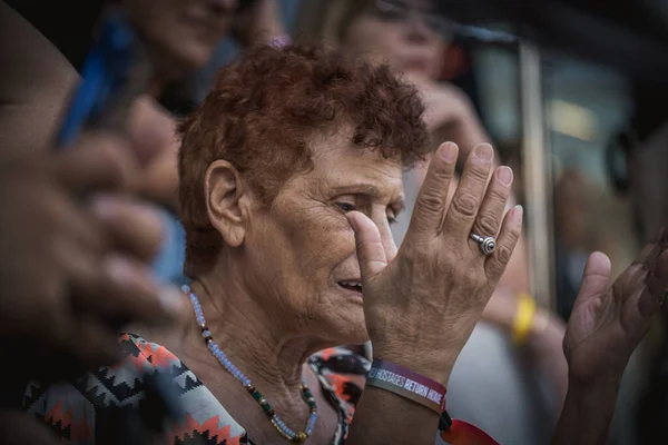 Tel Aviv İsrail 06.10.2025 Tel Aviv 'deki Rehineler Meydanı' ndaki bir gösteriden bir görüntü. İnsanlar, 7 Ekim 'deki Hamas saldırısında kaçırılan İsrailli rehinelerin serbest bırakılması için tabela, portre ve mesajlar taşıyorlar.