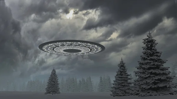 UFO i bergen ovanför den snötäckta skogen — Stockfoto