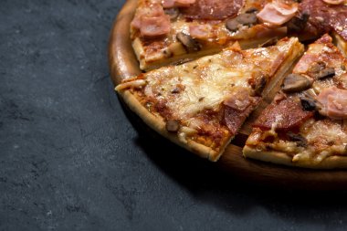 Peynir ve sosis karanlık bir arka plan, üstten görünüm üzerinde pizza