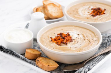 kruton ve karamelize havuç ile baharatlı sebze çorbası