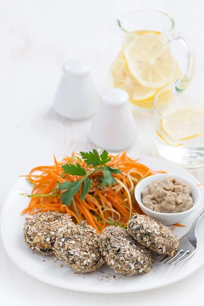 Almoço vegans - hambúrgueres de feijão e salada de cenoura, vertical — Fotografia de Stock