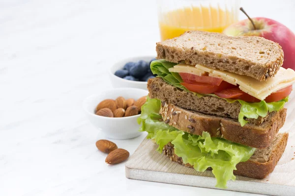 Σχολικό μεσημεριανό γεύμα με σάντουιτς από ψωμί ολικής αλέσεως — Φωτογραφία Αρχείου