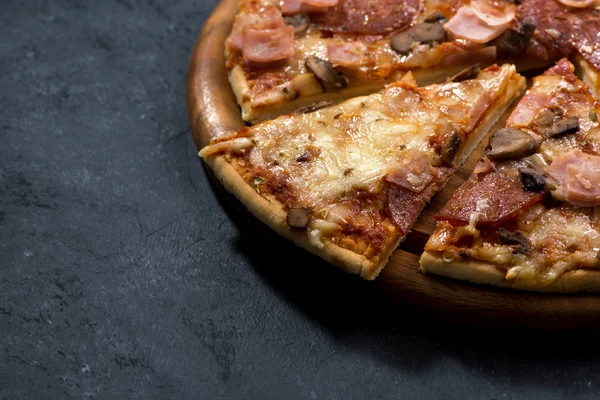 Pizza con queso y salchicha sobre fondo oscuro, vista superior — Foto de Stock