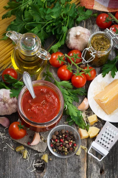 Salsa de tomate e ingredientes sobre un fondo de madera, vista superior —  Fotos de Stock