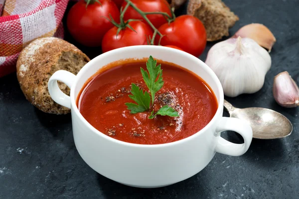 Tomato cream soup on a dark background — Stock Photo, Image