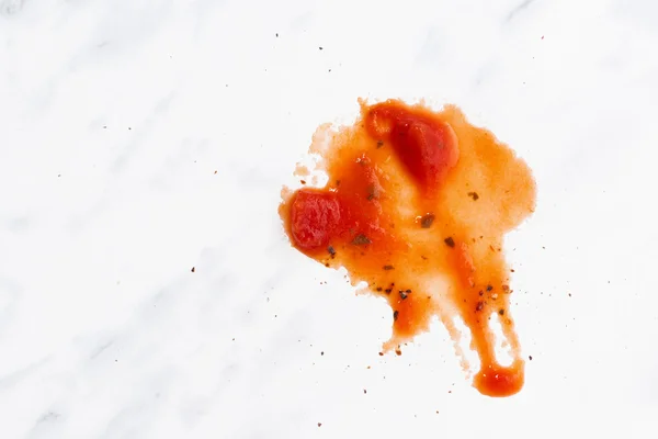 Su sıçramalarına beyaz zemin üzerine domates sosu — Stok fotoğraf