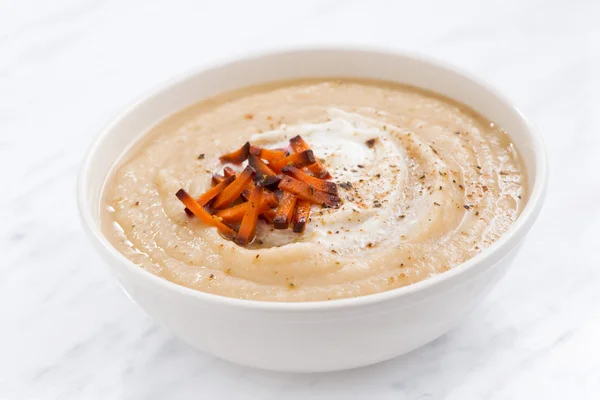Kryddig soppa med karamelliserad morötter — Stockfoto