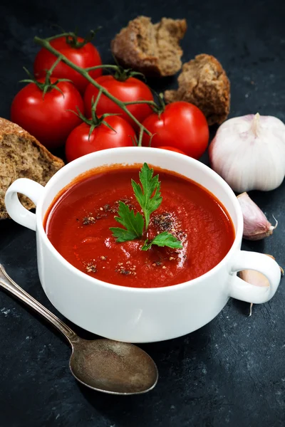 在黑暗的背景下，垂直的番茄奶油汤 — 图库照片
