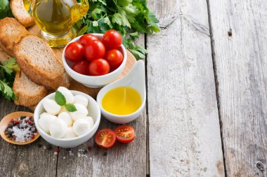 mozzarella ve ahşap arka plan üzerinde salata için malzemeler