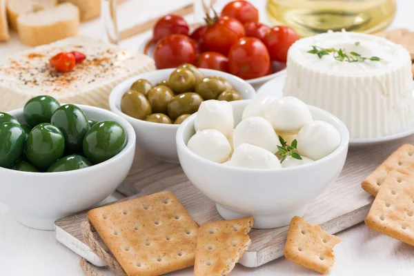 Mozzarella, pickles och kex — Stockfoto