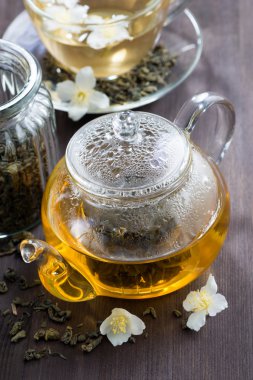 jasmin, closeup dikey ile yeşil çay