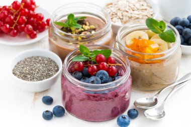 chia tohum ve meyvelerin kavanozlara çeşitli kahvaltı