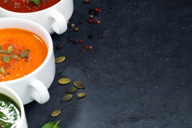 kremalı sebze çorbası ve koyu arka plan