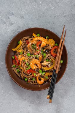 Buğday noodle ile deniz ürünleri ve sebze, üstten görünüm