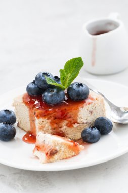 parçası cheesecake berry reçelli, dikey
