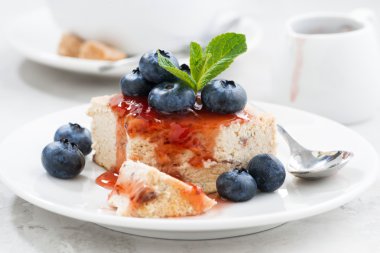 parçası cheesecake berry ile reçel plaka üzerinde
