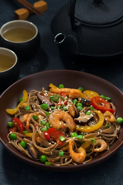 Азиатский обед. Гречневая лапша с морепродуктами и овощами — стоковое фото
