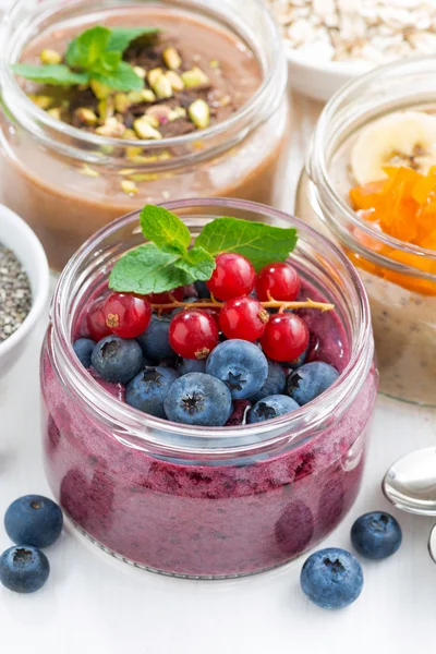 Desayuno variado de semillas de chía y frutas en frascos —  Fotos de Stock