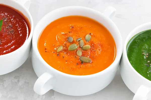 Асортимент барвистого овочевого вершкового супу, крупним планом — стокове фото