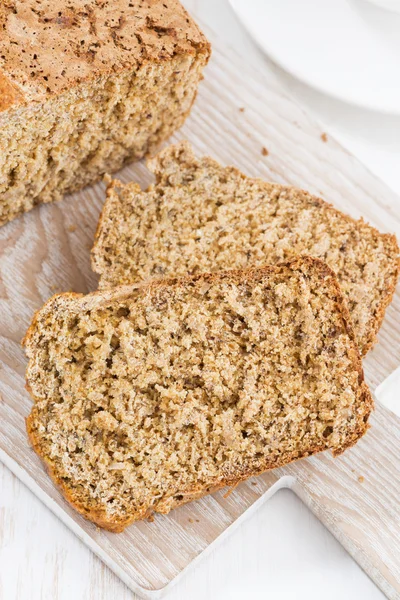 Pan de plátano en una tabla de cortar, vista superior, primer plano — Foto de Stock