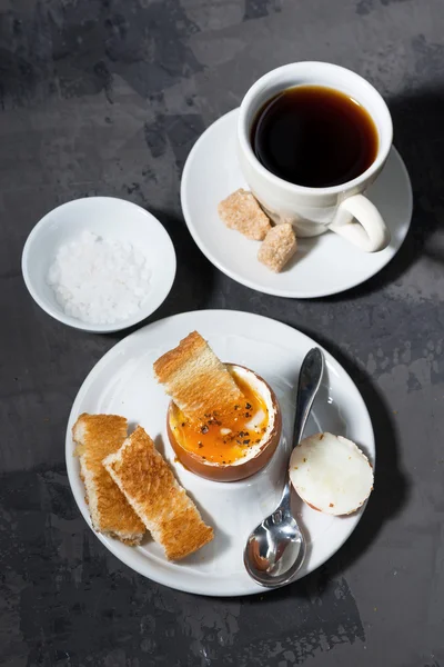 Főtt tojás, csésze kávé és a ropogós kenyeret, a függőleges, top view — Stock Fotó