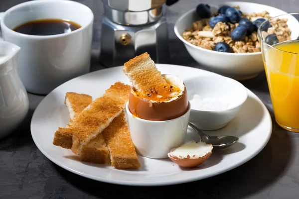 Huevo cocido, tostadas y café para el desayuno —  Fotos de Stock