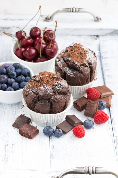 Chocolate muffins and fresh berries on white wooden table — Stock Photo, Image