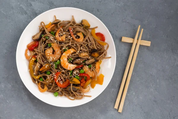 Baharatlı buğday noodle ile deniz ürünleri ve sebze, üstten görünüm — Stok fotoğraf