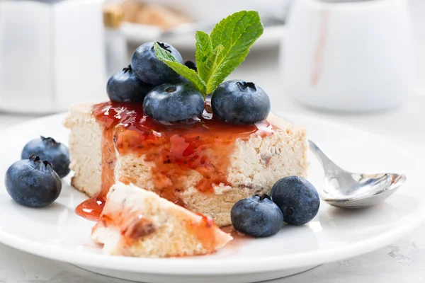 parçası cheesecake berry ile reçel tabağında, portre