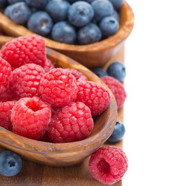 ahşap bir kase, portre, izole taze çilek