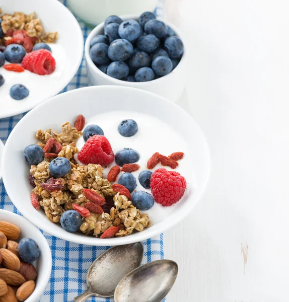 Desayuno con granola, yogur y bayas — Foto de Stock