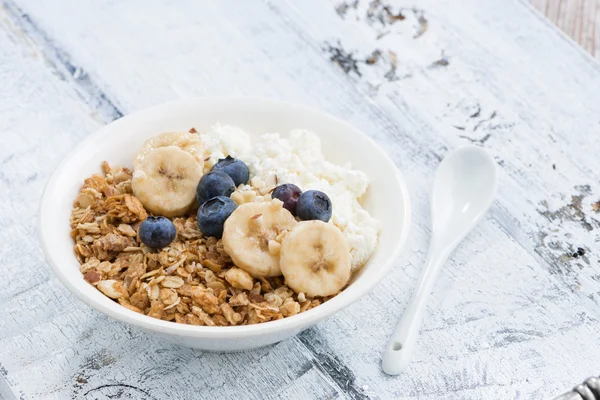 Desayuno saludable con requesón, granola y bayas frescas — Foto de Stock