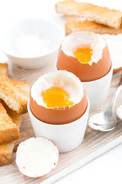 Haşlanmış yumurta ve tost ahşap oyun tahtası, dikey — Stok fotoğraf