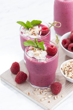 Beyaz tahta, dikey fındık ile taze berry smoothies