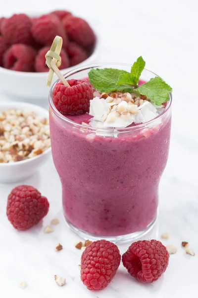 Fresh raspberry smoothie with nuts, closeup — Stock Photo, Image
