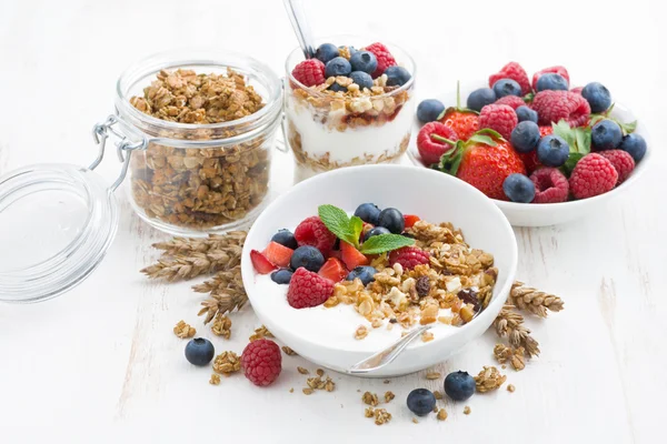 Hälsosam frukost med naturell yoghurt, müsli och bär — Stockfoto