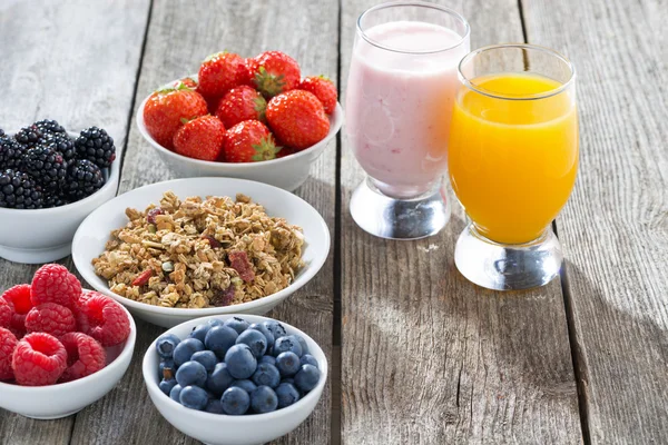 Petit déjeuner sain avec des baies fraîches sur fond en bois — Photo