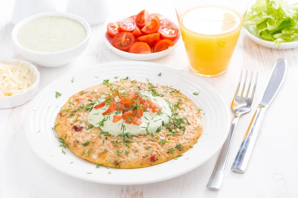 Healthy breakfast - omelette with carrots, tomatoes — Stock Photo, Image