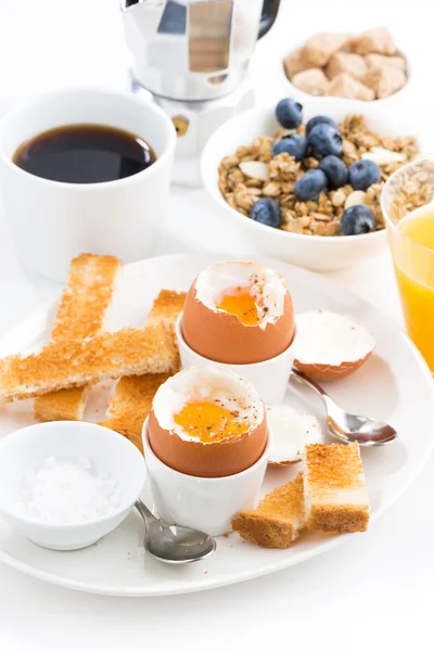 Delicioso desayuno con huevos cocidos y tostadas crujientes —  Fotos de Stock