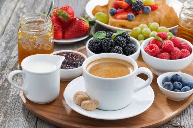 lezzetli kahvaltı kahve, taze meyveler ve krep ile