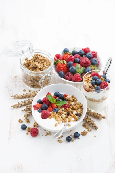 Desayuno saludable con yogur natural, muesli y bayas —  Fotos de Stock