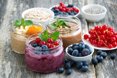 ürün yelpazesine kahvaltı taze meyveler, meyve ve çikolata ile