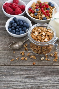 Cam Kavanoz granola, süt ve taze çilek ile