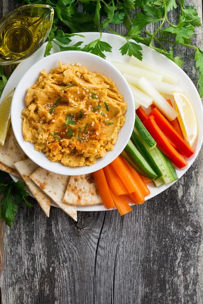 Arabisk hummus med flatbrød og friske grønnsaker – stockfoto
