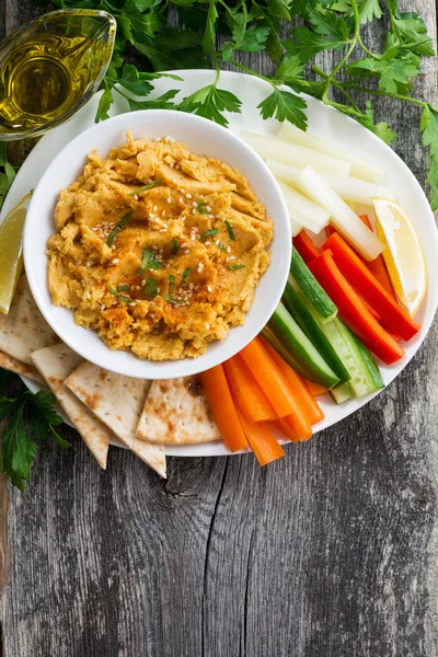 Saus arab hummus dengan roti pipih dan sayuran segar — Stok Foto