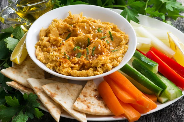 Arabic sauce hummus with flatbread and fresh vegetables — Stock Photo, Image